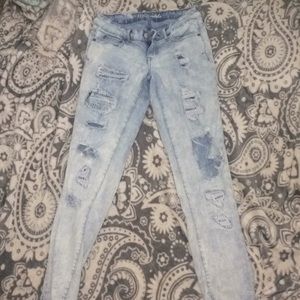 Extreme distressed light jeans